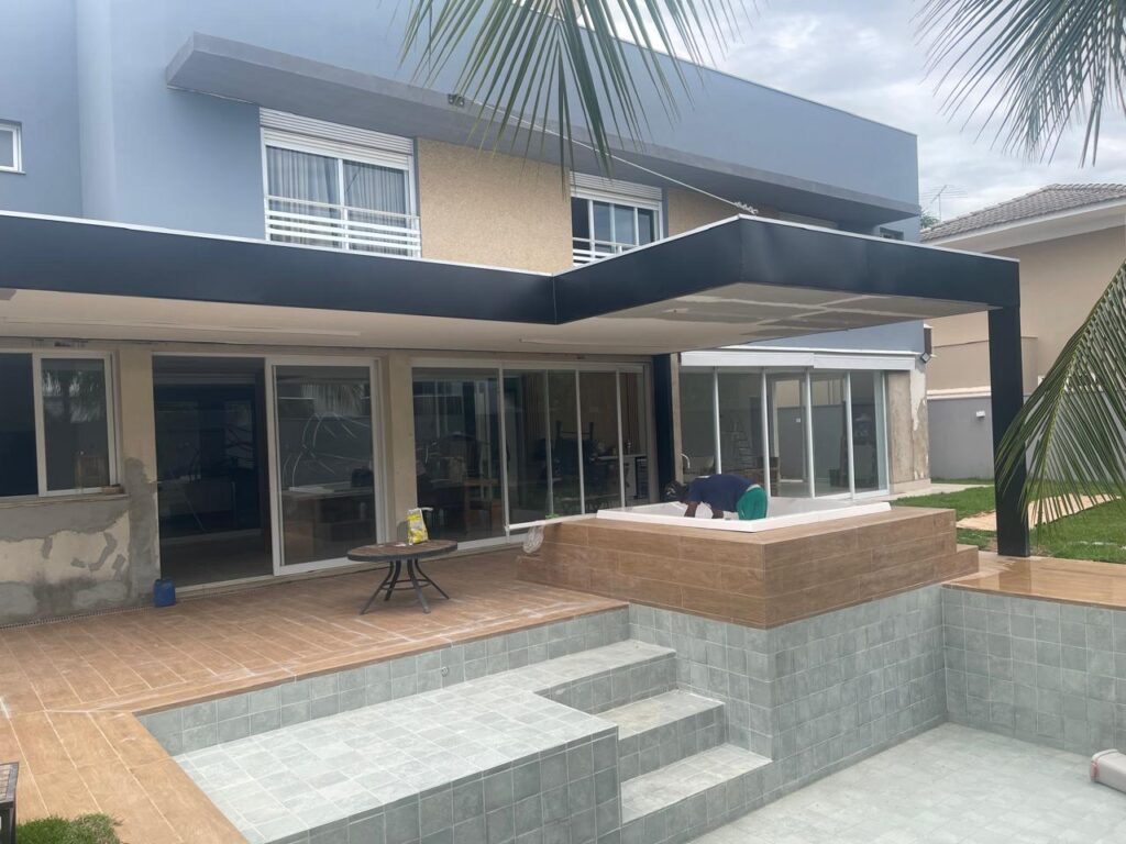 Área externa residencial de alto padrão com estrutura metálica