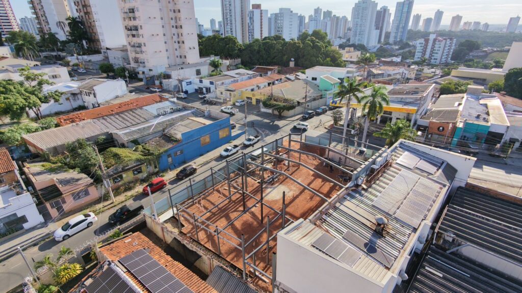 Vista aérea de estrutura metálica comercial em centro urbano