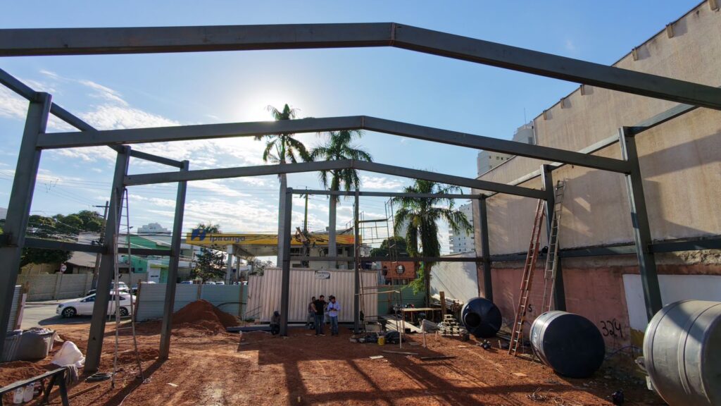 Montagem de pórticos metálicos em obra comercial urbana